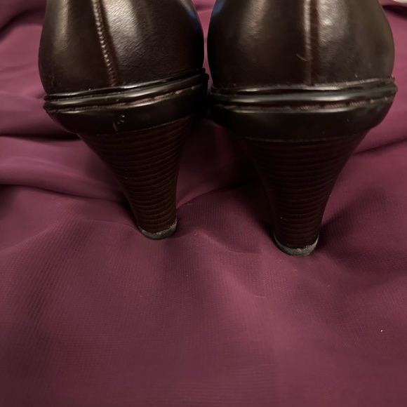 Sofft “D’Orsay” Round Toe Heels in Dark Brown Leather. Size 9. - Picture 3 of 4